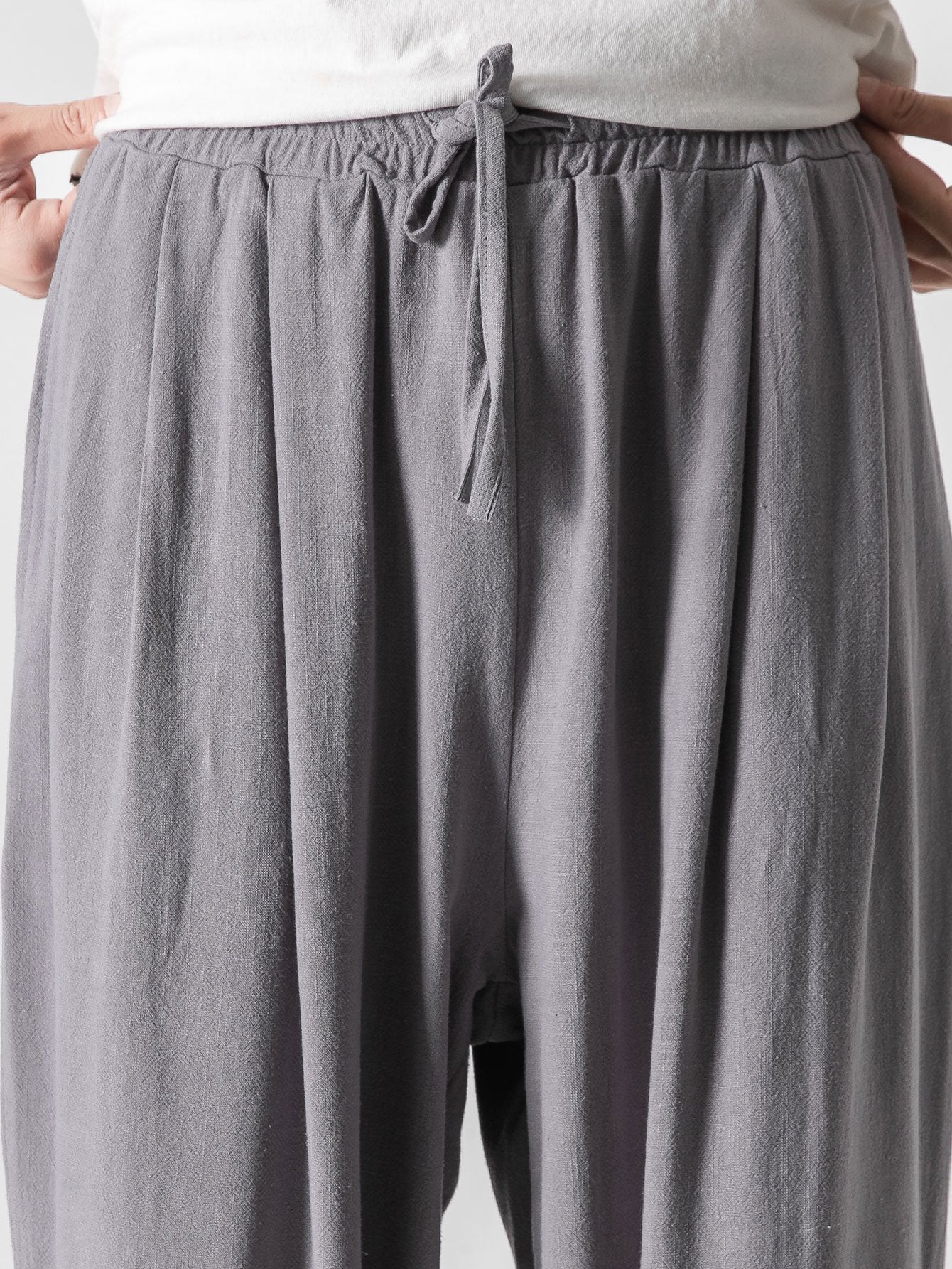 Men's trousers with a wide cut, elasticated waistband and drawstring 7
